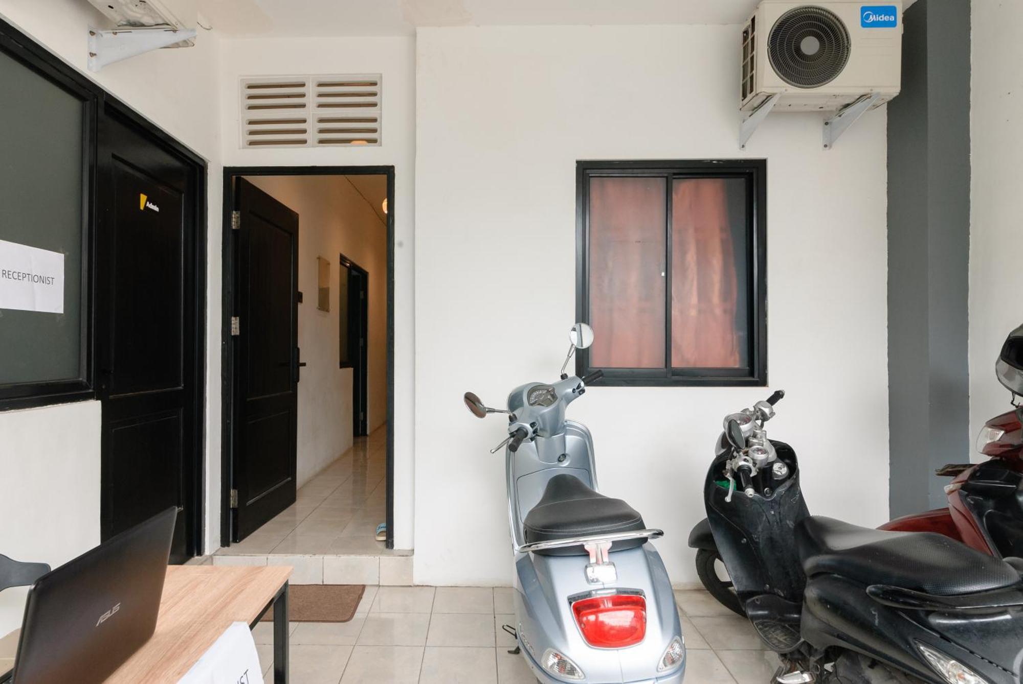 Hotel Reddoorz At Flamboyan Harapan Indah 2*