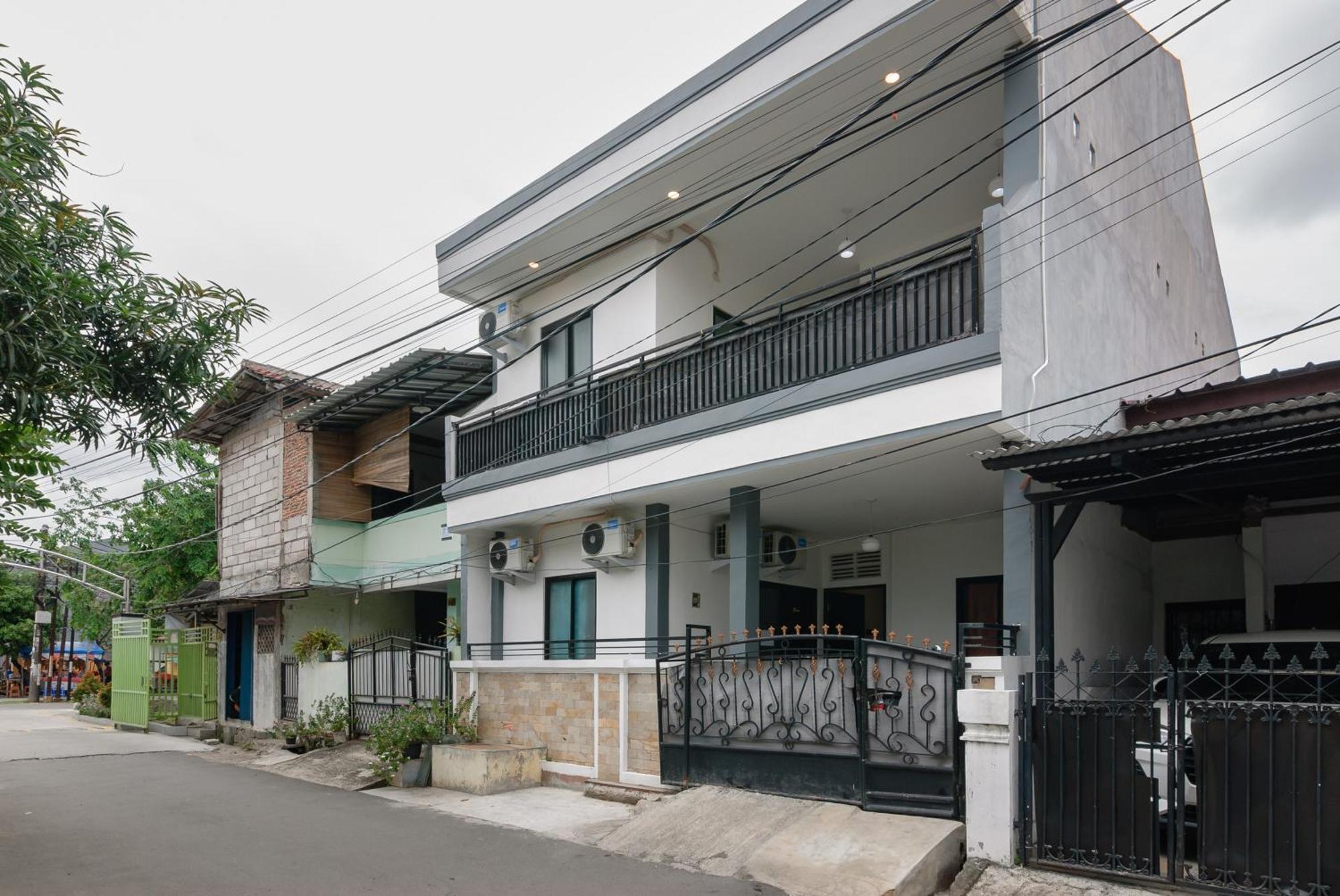 Hotel Reddoorz At Flamboyan Harapan Indah 2*