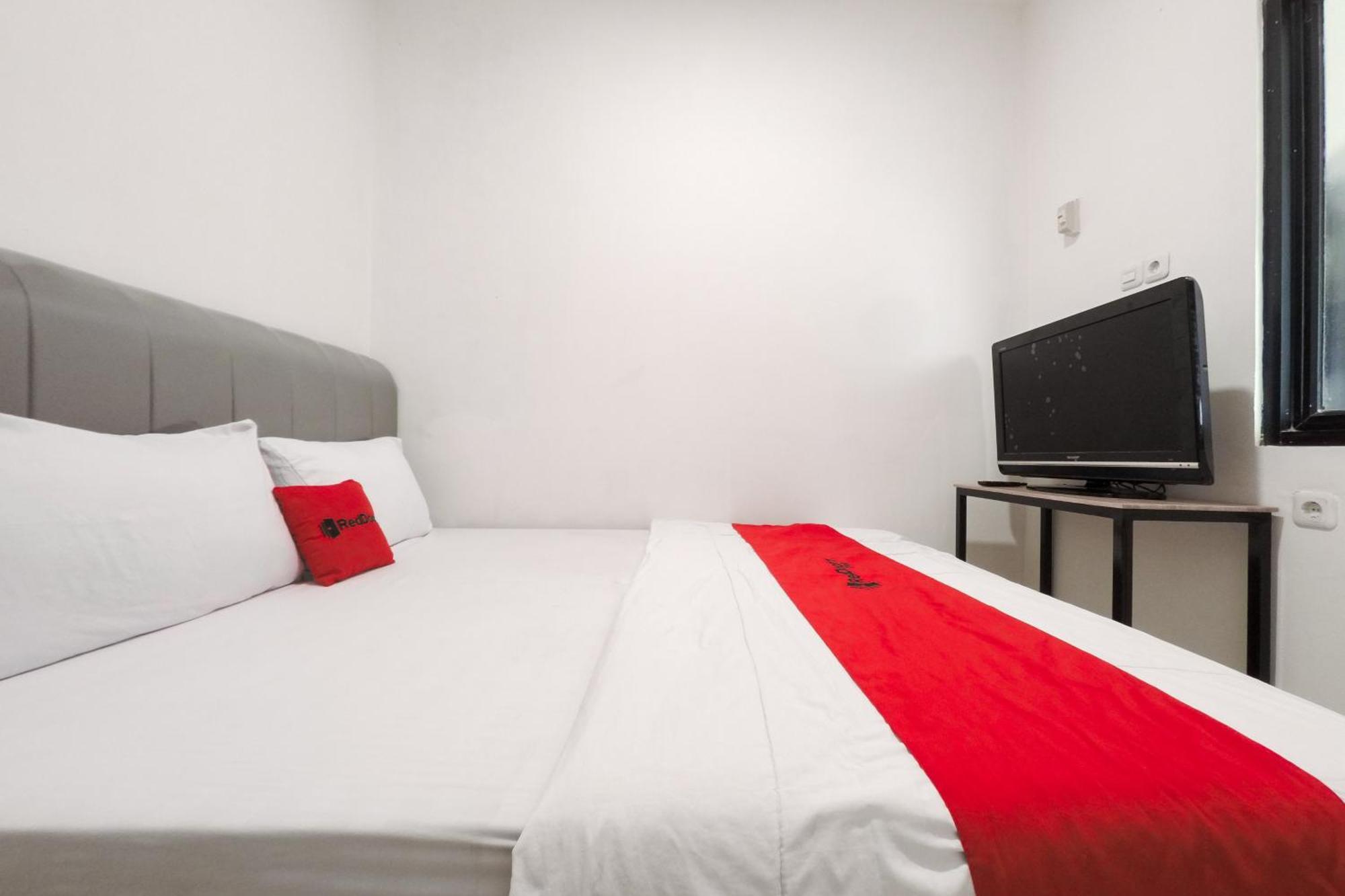 Hotel Reddoorz At Flamboyan Harapan Indah 2*