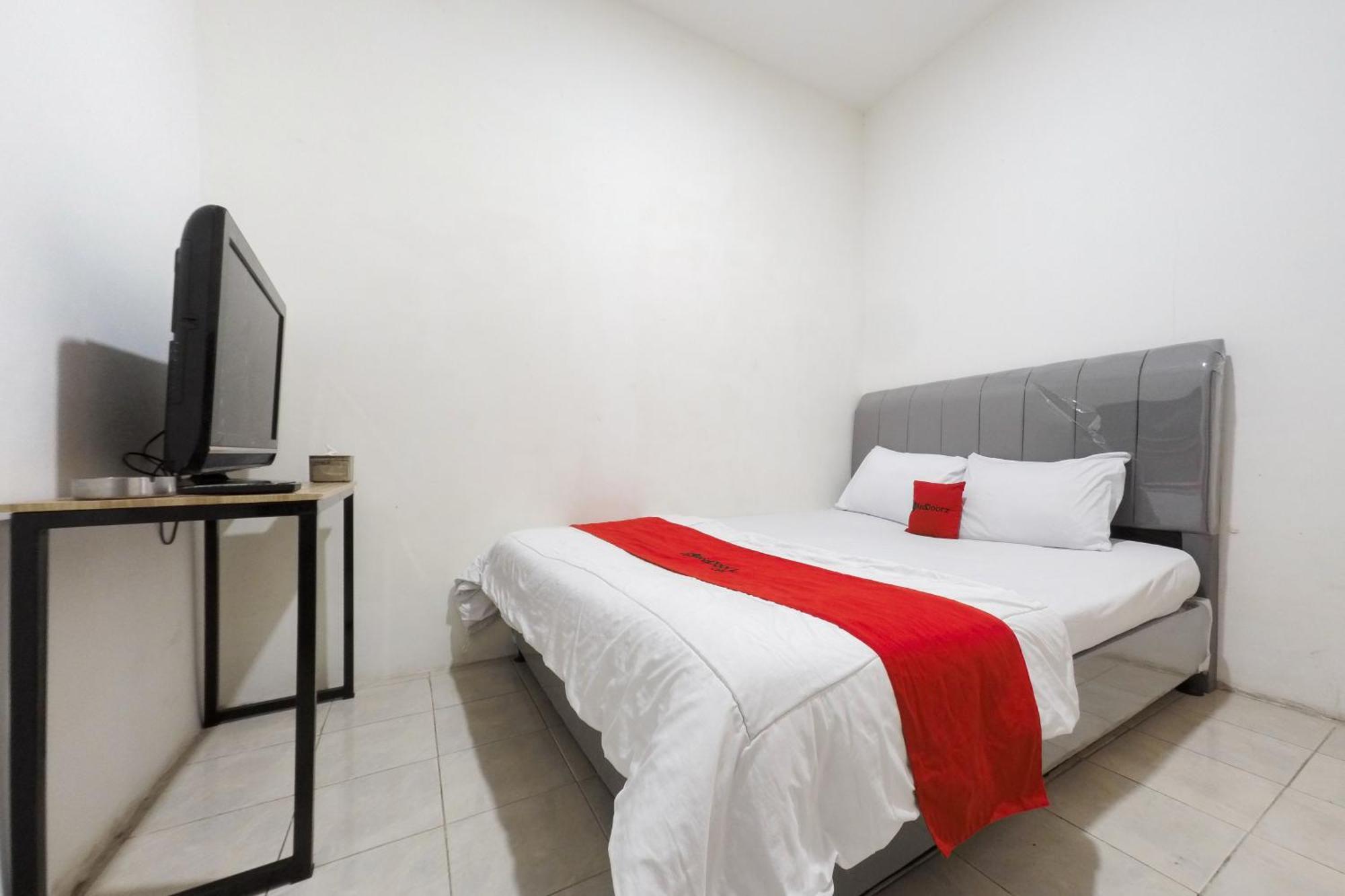 Hotel Reddoorz At Flamboyan Harapan Indah Bekasi